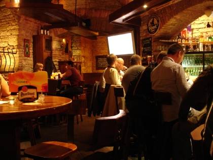 Foto de um pub. Bar tipo pub