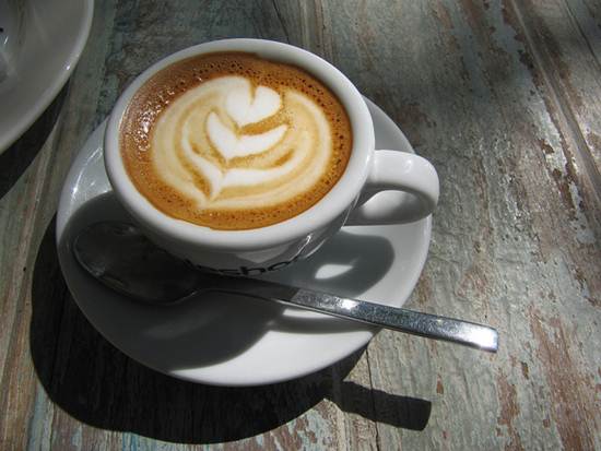 Café expresso com espuma de leite. Foto Flickr @loretahur Café expresso com espuma de leite