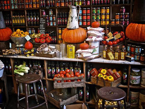 A produção de cestas em delicatessen dá um resultado final diferente e com produtos variados. Foto Flickr @DesheBoard A produção de cestas em delicatessen dá um resultado final diferente e com produtos variados
