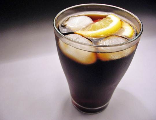 O refrigerante mais consumido é feito à base de coca, geralmente, são adicionados limão e gelo O refrigerante mais consumido é feito à base de coca, geralmente, são adicionados limão e gelo