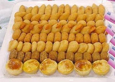 Salgadinhos pronto para servir. Salgadinhos para servir