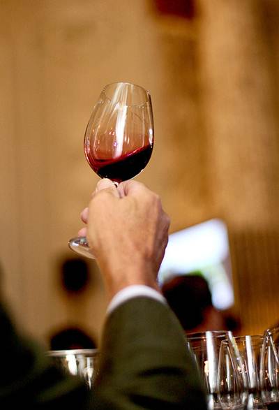 O vinho pode acompanhar desde os aperitivos até o prato principal. Foto Flickr @José Goulão O vinho pode acompanhar desde os aperitivos até o prato principal