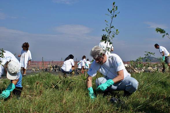 Voluntários se reúnem para plantar mudas em campos abertos. Foto Flickr @Imagens Evangélicas Voluntários se reúnem para plantar mudas em campos abertos