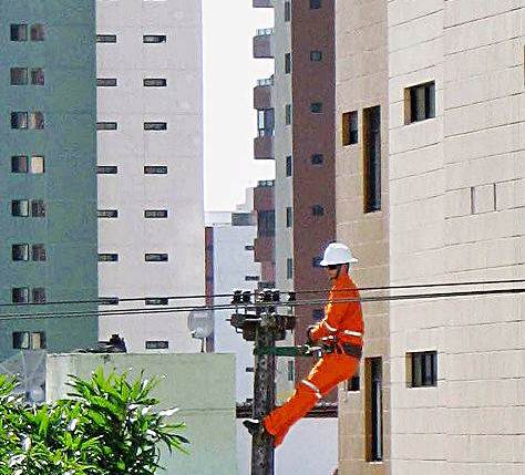 Um eletriscista formado por entrar para empresas que prestam serviços públicos, como a CEMIG. Foto Flickr @GeoNando Um eletriscista de Uberaba trabalhando pela CEMIG