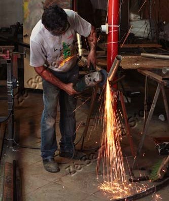 O serralheiro deve trabalhar com EPI durante todo o tempo. Foto Flickr @Ze Carlos Barretta O serralheiro deve trabalhar com EPI durante todo o tempo