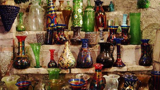 Vasos feitos de vidros de várias tonalidades. Foto Flickr @Sergio _Carvalho Vasos feitos de vidros de várias tonalidades