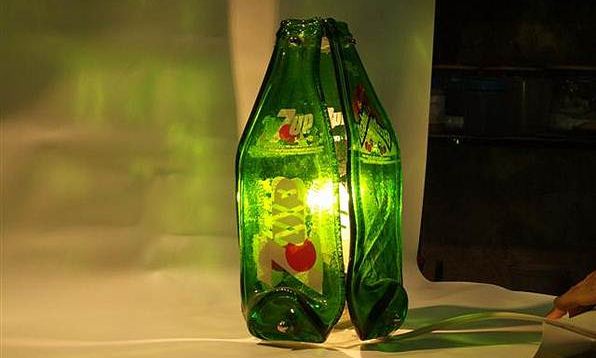 O vidro também é material reciclável, na imagem uma luminária feita de vidro reaproveitado. Foto Flickr @Fernanda Mancini O vidro também é material reciclável, na imagem uma luminária feita de vidro reaproveitado