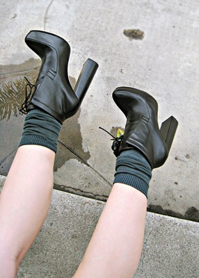 Ankle boots pretas de salto alto. Foto Flickr @...love Maegan Ankle boots pretas de salto alto