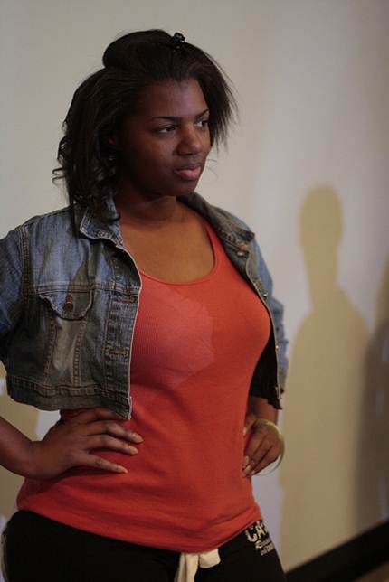 As blusas lisas dão mais liberdade na hora de escolher o casaco, neste a modelo optou por um bolero jeans, que caiu super bem. Foto Flickr @Parker Knight As blusas lisas dão mais liberdade na hora de escolher o casaco, neste a modelo optou por um bolero jeans, que caiu super bem