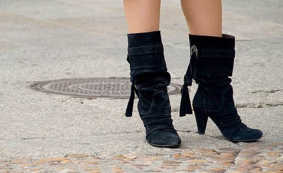 Botas pretas de salto e cano médio. Foto Flickr @rahego Botas pretas de salto e cano médio