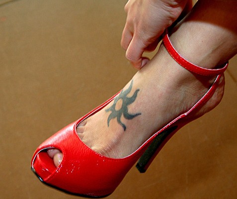 Peep toe vermelho de salto alto estilo boneca. Foto Flickr @stevendepolo Peep toe vermelho de salto alto estilo boneca