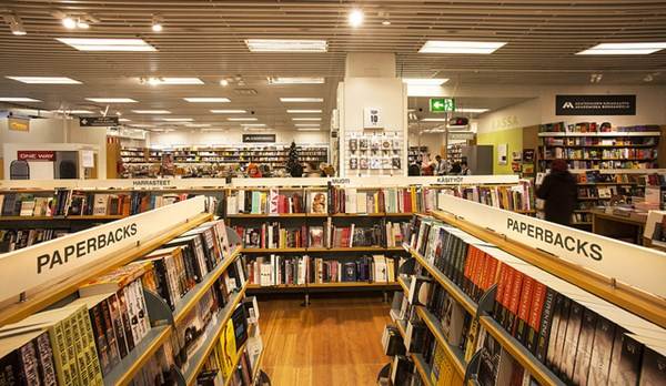 Setor de livros de uma loja de departamento. Foto Flickr @stockmanngroup Setor de livros de uma loja de departamento