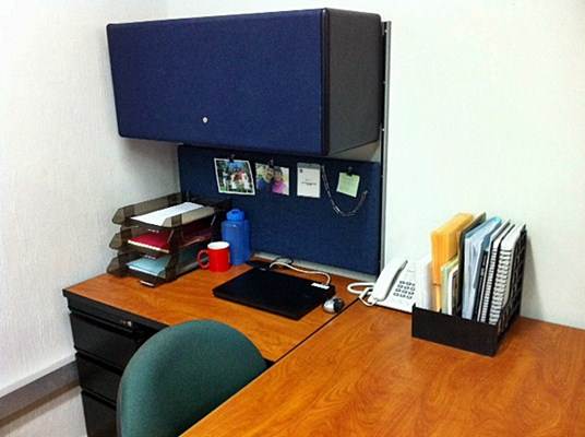 Mesa de escritório em L, com armário suspenso e acessórios porta trecos e documentos. Foto Flickr @Jero Sánchez Mesa de escritório em L, com armário suspenso e acessórios porta trecos e documentos