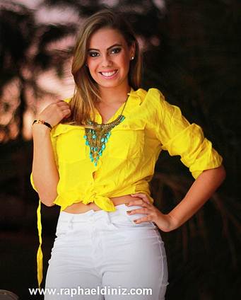 A cintura alta e a amarração na camisa tranduz estilos passados, já a mistura do neon com acessórios grandes e ainda o branco é a tendencia atual. Foto Flickr @phael diniz A cintura alta e a amarração na camisa tranduz estilos passados, já a mistura do neon com acessórios grandes e ainda o branco é a tendencia atual