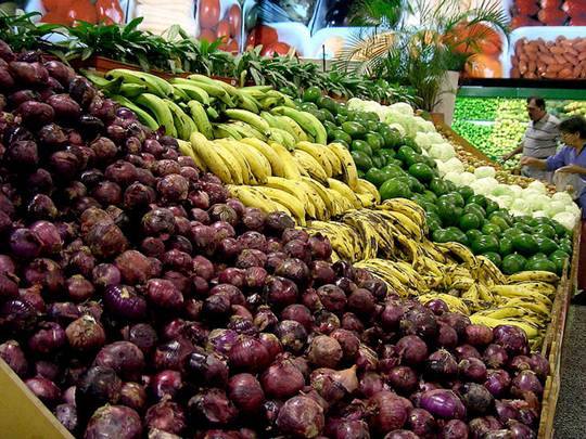Àrea de frutas, verduras e lugumes em um supermercado. Foto Flickr @ruurmo Àrea de frutas, verduras e lugumes em um supermercado