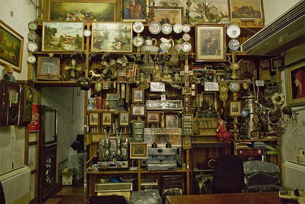 As lojas físicas de antiquários ainda fazem sucesso entre os colecionadores mais antigos. Foto Flickr @Fabrício Marcon As lojas físicas de antiquários ainda fazem sucesso entre os colecionadores mais antigos