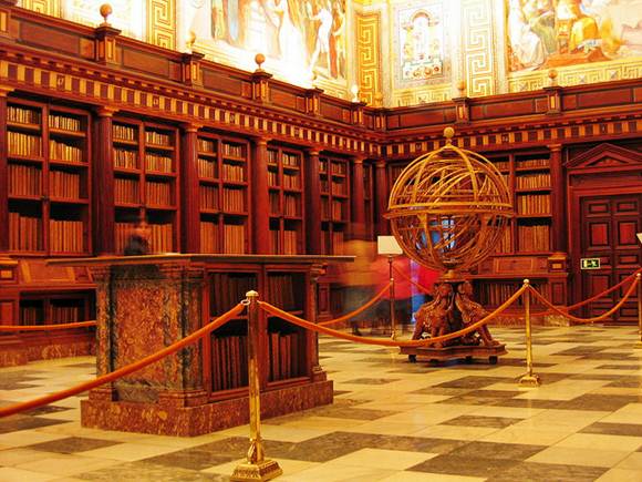 Biblioteca do Mosteiro de San Lorenzo de El Escorial, em Madri. Foto Flickr @leoplus Biblioteca do Mosteiro de San Lorenzo de El Escorial, em Madri