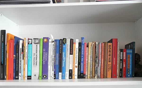 Amantes da leitura sempre preservam uma mini biblioteca em casa, os livros também podem servir de objetos de decoração. Foto Flickr @Eduardo Loureiro Amantes da leitura sempre preservam uma mini biblioteca em casa, os livros também podem servir de objetos de decoração