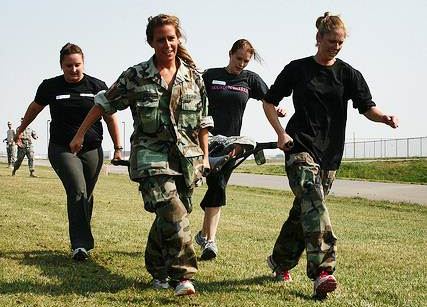 As mulheres também são adeptas ao jogo, muitas melhores do que os homens. Foto Flickr @FtCarsonPAO As mulheres também são adeptas ao jogo, muitas melhores do que os homens