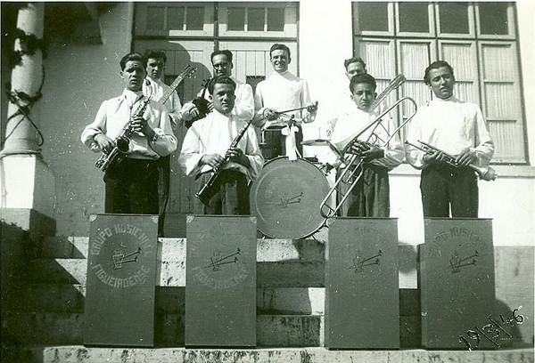Grupo musical típico do ano de 1946. Foto Flickr @Biblioteca Municipal de Figueiró dos Vinhos Grupo musical típico do ano de 1946