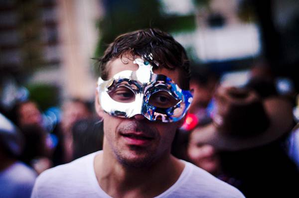 As máscaras trazem um ambiente exótico e escondido, as festas temáticas dos antigos bailes de máscaras fazer o maior sucesso. Foto Flickr @Fora do Eixo As máscaras trazem um ambiente exótico e escondido, as festas temáticas dos antigos bailes de máscaras fazer o maior sucesso