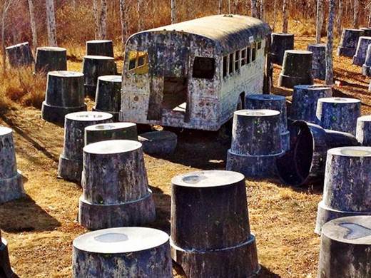 Um dos vários tipos de cenários disponíveis para o paintball. Foto Flickr @Rick McCharles Um dos vários tipos de cenários disponíveis para o paintball