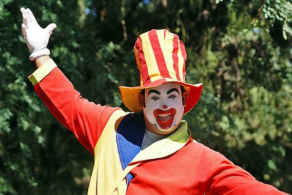 Os animadores de festas podem se vestir de personagens de desenhos, super heróis ou mesmo de palhaço. Foto Flickr @apr77 Os animadores de festas podem se vestir de personagens de desenhos, super heróis ou mesmo de palhaço