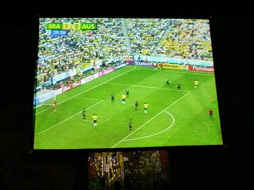 Donos de bares e restaurantes aproveitam a visibilidade dos telões para faturar mais, projetando as transmissões de jogos e de programas que o público gosta. Foto Flickr @obvio171 Donos de bares e restaurantes aproveitam a visibilidade dos telões para faturar mais, projetando as transmissões de jogos e de programas que o público gosta