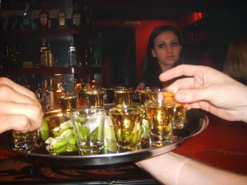 Em algumas competições do Tequila Shot o competidor tem a cabeça girada. Foto Flickr @djsandroc Em algumas competições do Tequila Shot o competidor tem a cabeça girada