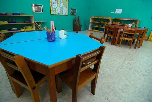 Em ambiente educaionais para crianças todos os elementos necessários, como mesas e cadeiras, devem ser adaptadas à elas. Foto Flickr @amrufm Em ambiente educaionais para crianças todos os elementos necessários, como mesas e cadeiras, devem ser adaptadas à elas
