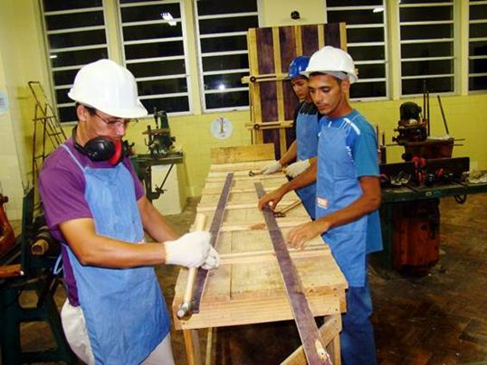 Prática do curso desenho industrial oferecido pelo SENAI Prática do curso desenho industrial oferecido pelo SENAI