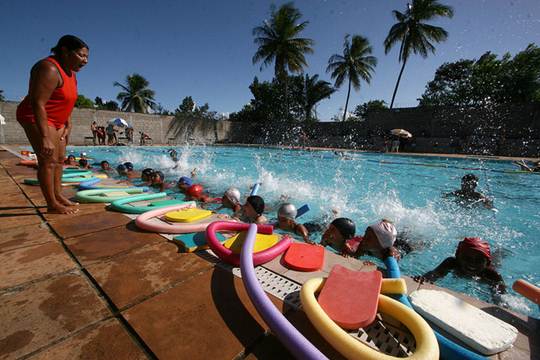As aulas são dadas em grupo e com auxilio das boias chamadas de 'macarrão'. Foto Flickr @Fotos Gov/Ba As aulas são dadas em grupo e com auxilio das boias chamadas de ‘macarrão’