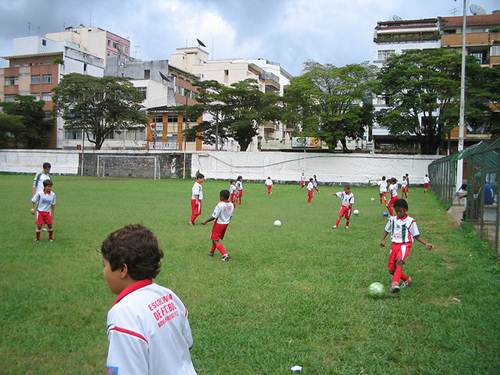 Para continuar a aprender futebol, os garotos devem seguir uma disciplina voltada aos estudos. Foto Flickr @marcusrg Para continuar a aprender futebol, os garotos devem seguir uma disciplina voltada aos estudos