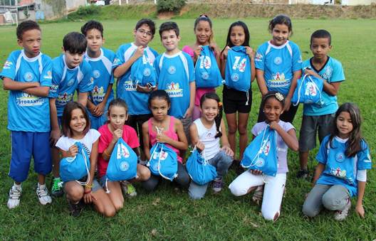 O esporte, independente de ser o futebol, tem a principal função de ensinar ganhar e perder, além da socialização e trabalho em equipe O esporte, independente de ser o futebol, tem a principal função de ensinar ganhar e perder, além da socialização e trabalho em equipe