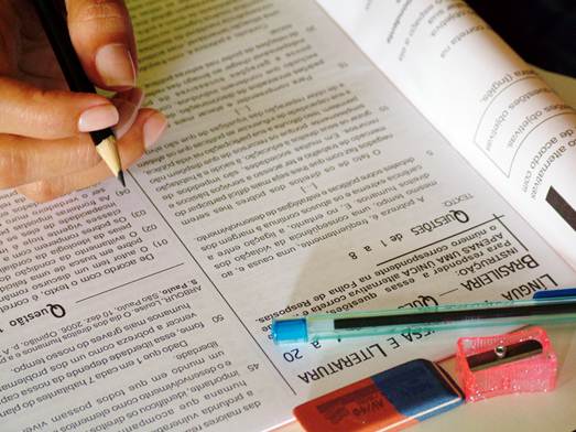 Os cursinhos preparatórios separam as salas de estudo de acordo com o tipo de concurso a ser prestado Os cursinhos preparatórios separam as salas de estudo de acordo com o tipo de concurso a ser prestado
