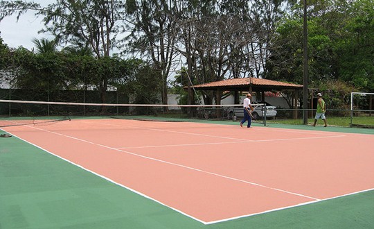 A quadra de tênis pode ser utilizada no mesmo dia do término de sua contrução. Foto Flickr @GeoNando A quadra de tênis pode ser utilizada no mesmo dia do término de sua contrução.