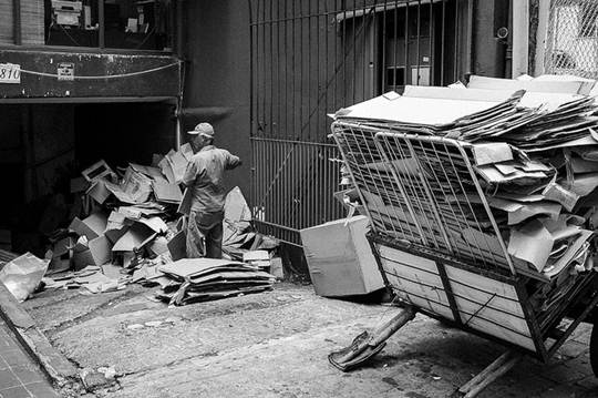 Catadores e a reciclagem. Foto Flickr @igorschutz Catadores e a reciclagem