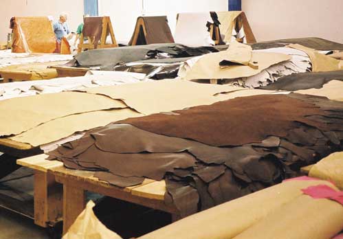 As lojas de couros vendem vários artigos como tapetes, cordas, selas e outros As lojas de couros vendem vários artigos como tapetes, cordas, selas e outros