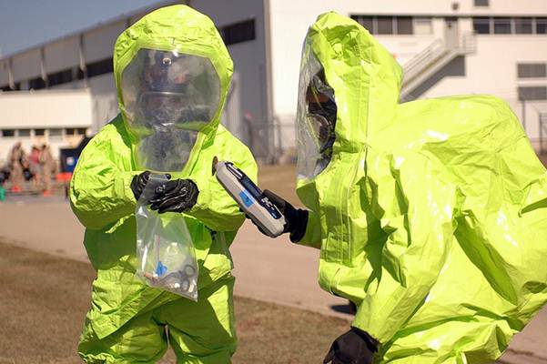 Roupa de proteção individual, usada quando há risco de contaminação. Foto Flickr @The U.S. Army Roupa de proteção individual, usada quando há risco de contaminação
