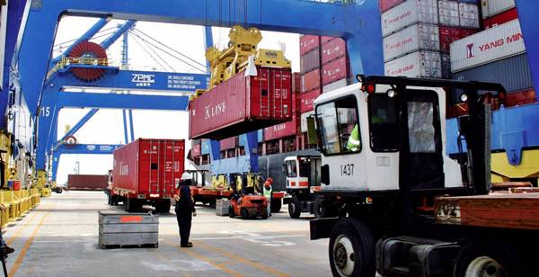 As transportadoras industriais levam até o destino final qualquer tipo de produto, além das terrestres ainda há o transporte aquático e aéreo As transportadoras industriais levam até o destino final qualquer tipo de produto, além das terrestres ainda há o transporte aquático e aéreo