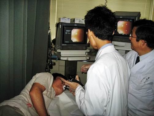 A endoscopia é um exame requerido tanto para pacientes homens quanto para mulheres. Foto Flickr @Yuya Tamai A endoscopia é um exame requerido tanto para pacientes homens quanto para mulheres