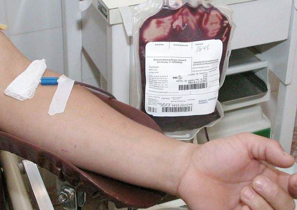 Na coleta o sangue é condicionado em uma bolsa e em seguida guardado Na coleta o sangue é condicionado em uma bolsa e em seguida guardado
