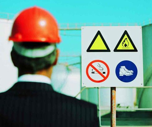 Todos os integrantes de empresas que oferecem risco devem estar devidamente protegidos e possuir placas de avisos nos locais Todos os integrantes de empresas que oferecem risco devem estar devidamente protegidos e possuir placas de avisos nos locais