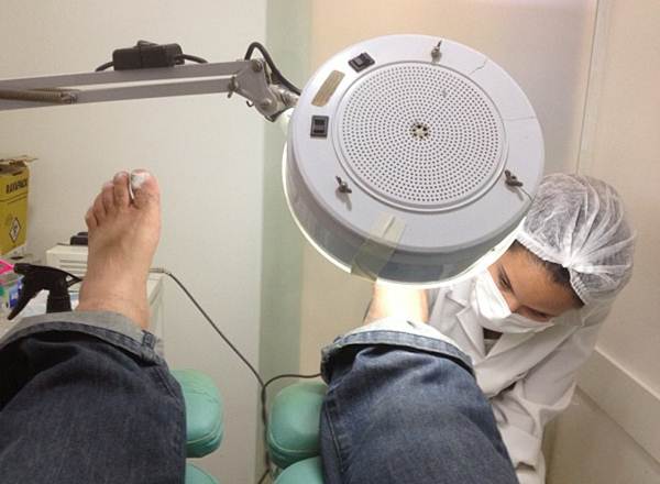 A podologia trata de calos e rachaduras, assim como todas as dores dos pés. Foto Flickr @Sebástian Freire A podologia trata de calos e rachaduras, assim como todas as dores dos pés