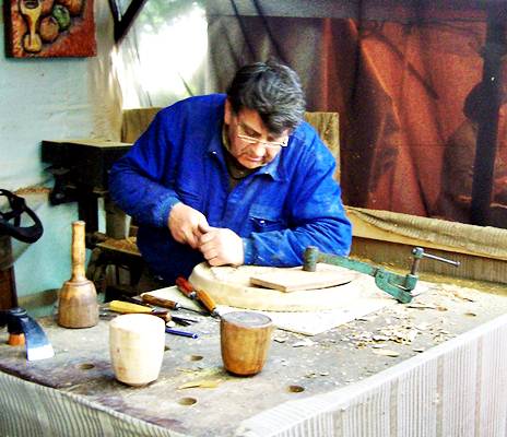 Carpinteiro entalhando. Foto Flickr @amaianos Carpinteiro entalhando