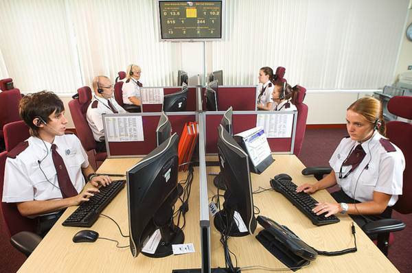 Órgãos público que atendem à comunidade oferece uma central de atendimento, por exemplo, a polícia. Foto Flickr @West Midlands Police Órgãos público que atendem à comunidade oferece uma central de atendimento, por exemplo, a polícia