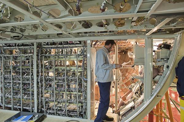 Engenheiro na construção de um avião. Foto Flickr @Iberia Airlines Engenheiro na construção de um avião