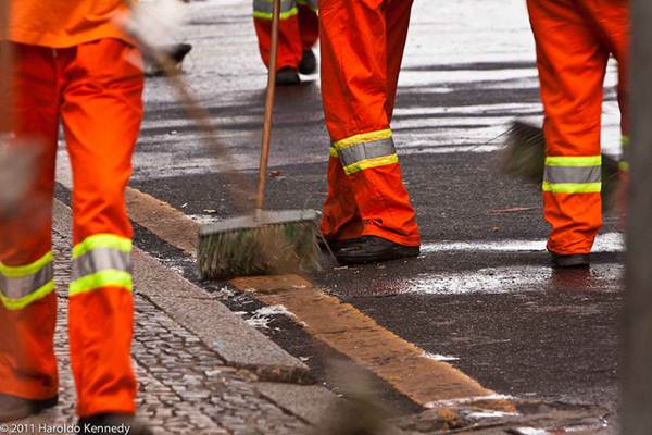 A limpeza realizada nas ruas podem ser por agências terceirizadas, contratadas pela Prefeitura. Foto Flickr @Haroldo Kennedy A limpeza realizada nas ruas podem ser por agências terceirizadas, contratadas pela Prefeitura