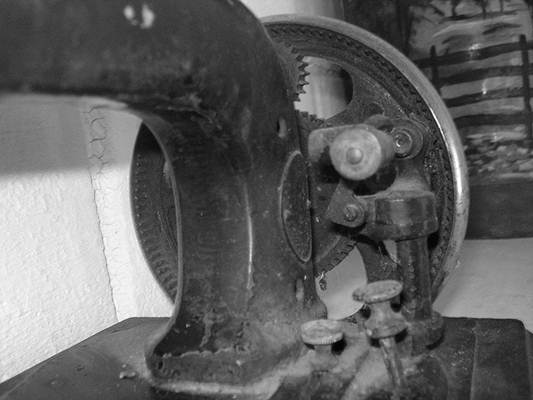 Máquina de costura antiga. Foto Flickr @flashoeste Máquina de costura antiga