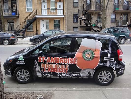 Carro plotado com propaganda de cerveja americana. Foto Flickr @spcbrass Carro plotado com propaganda de cerveja americana
